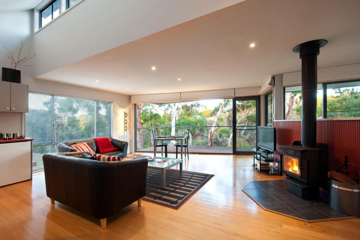 Dee Jays Studio - Housity
