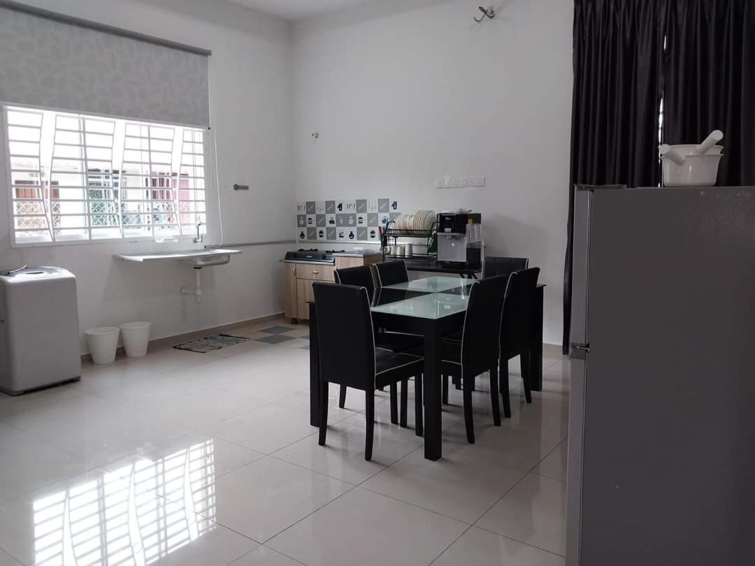 Suitetrails - 3 airconditioned bedroom in Muar Town