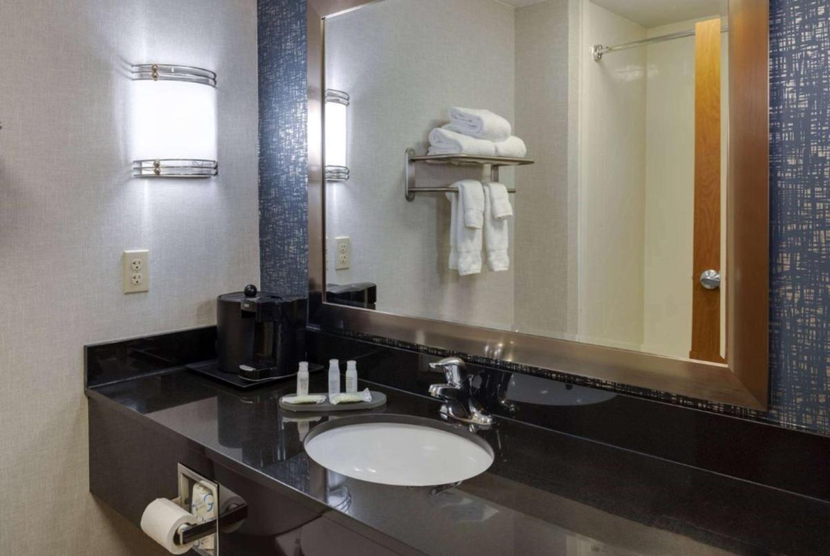 La Quinta by Wyndham Edmond - Housity