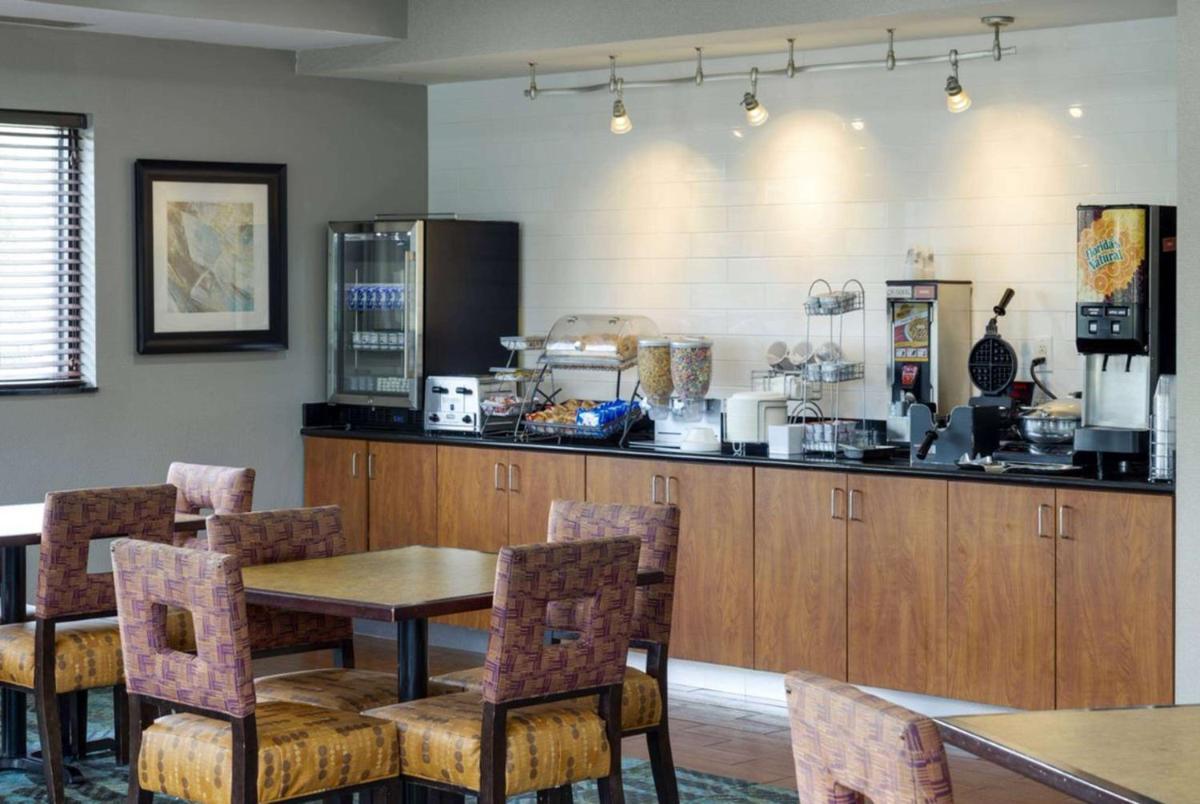 La Quinta by Wyndham Edmond - Housity