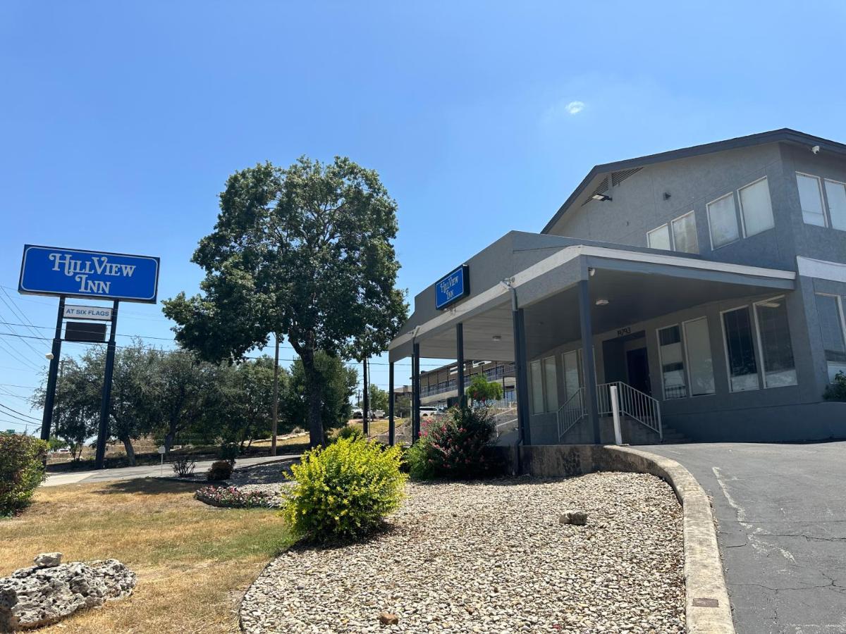 HillView Inn at Six Flags Fiesta - Housity
