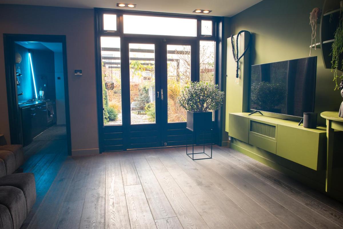 Bijzonder stadshuis met diepe moderne tuin. - Housity