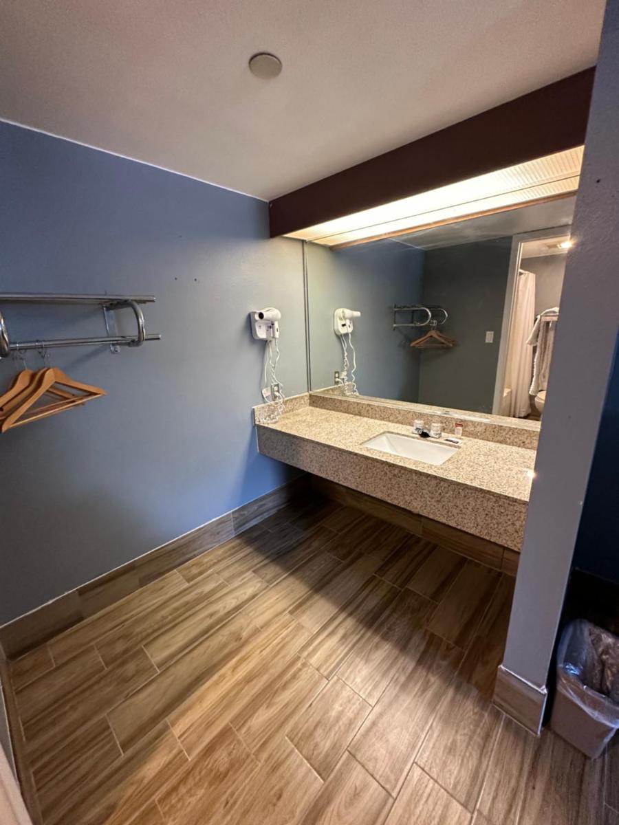 HillView Inn at Six Flags Fiesta - Housity