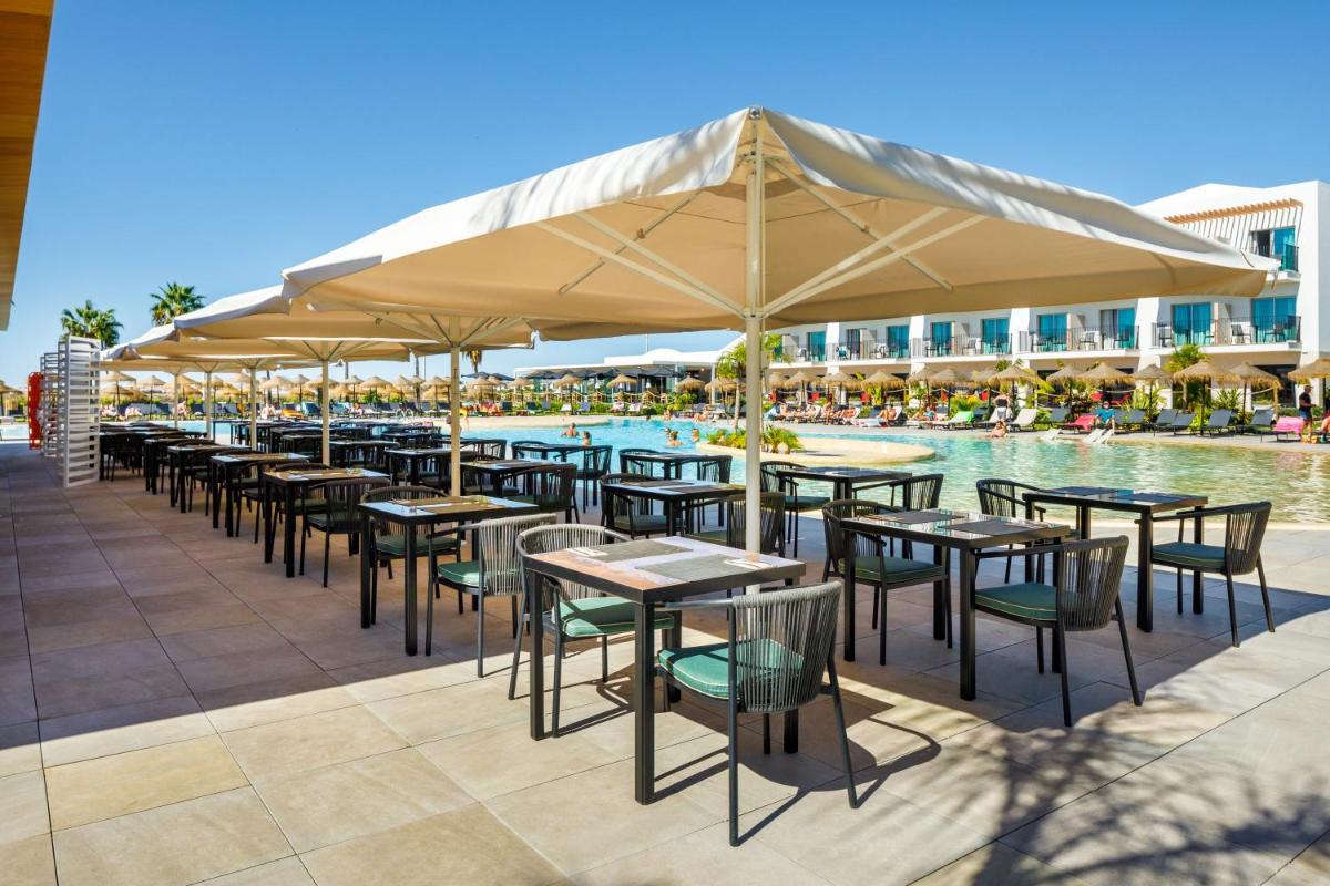Um restaurante ou outro lugar para comer em AP Cabanas Beach & Nature - Adults Friendly