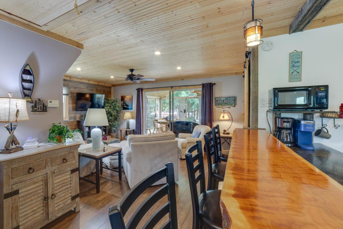 Lakefront Cottage with Deck Near Indiana Beach! - Housity