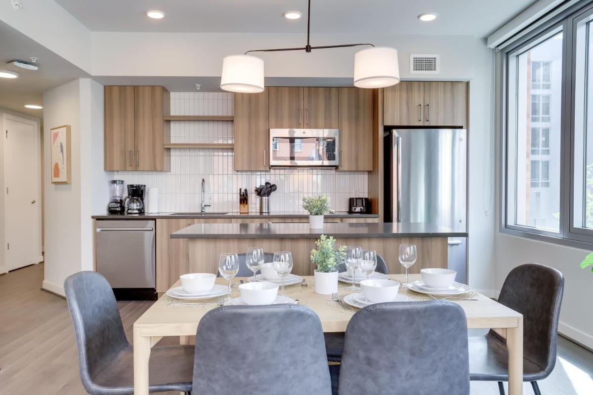 Stylish Condo at Clarendon with Rooftop Views - Housity