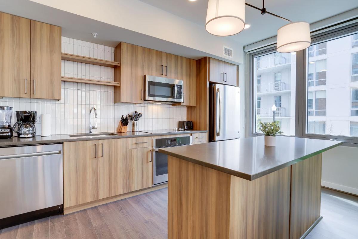Stylish Condo at Clarendon with Rooftop Views - Housity