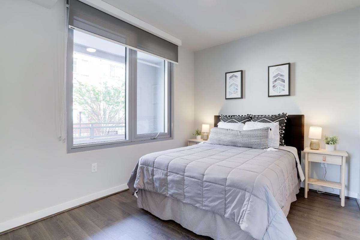 Stylish Condo at Clarendon with Rooftop Views - Housity