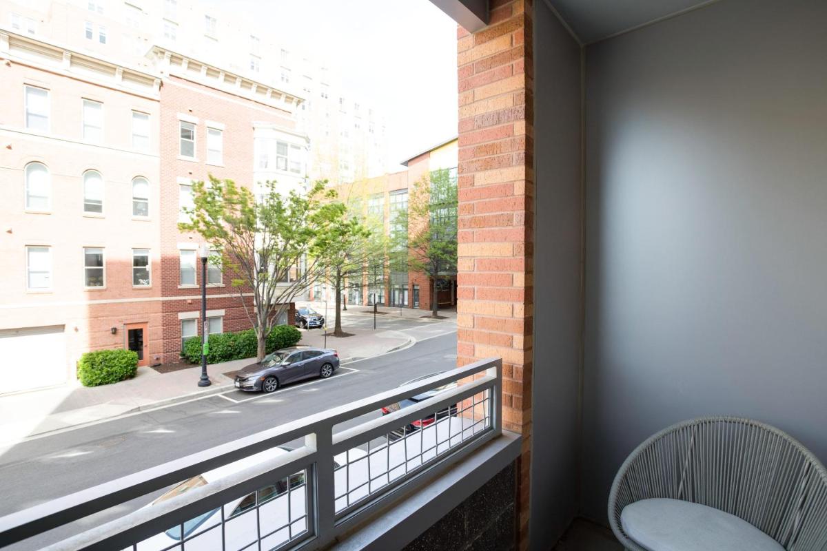 Stylish Condo at Clarendon with Rooftop Views - Housity