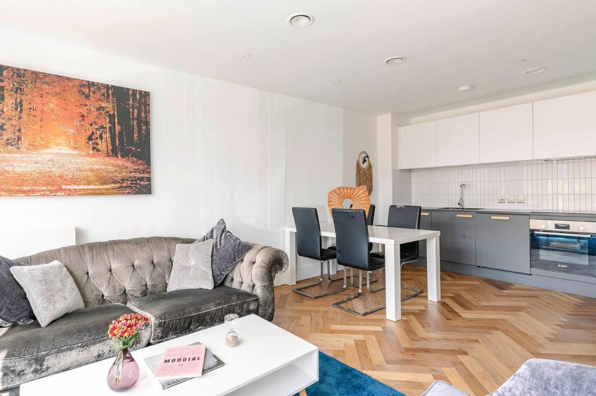 A Modern Lavish En-suite Bedroom - Housity