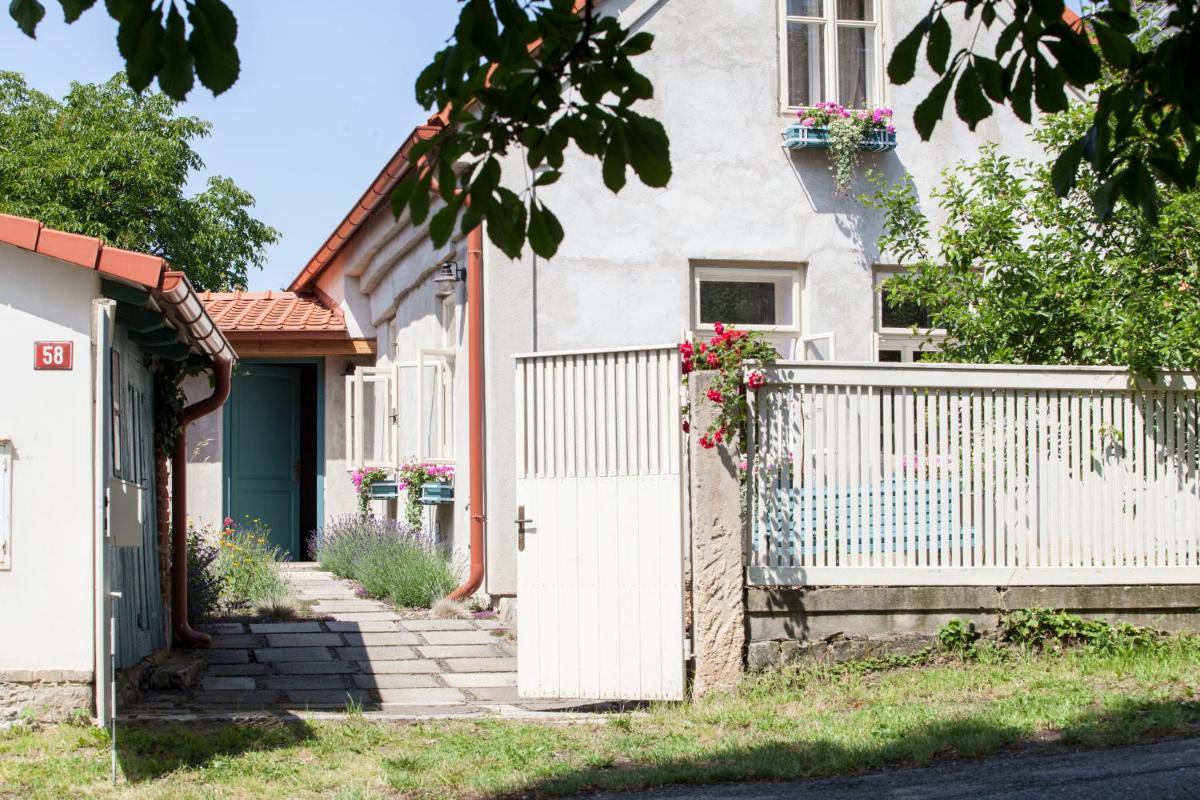 Domeček na Květinovém statku - Housity