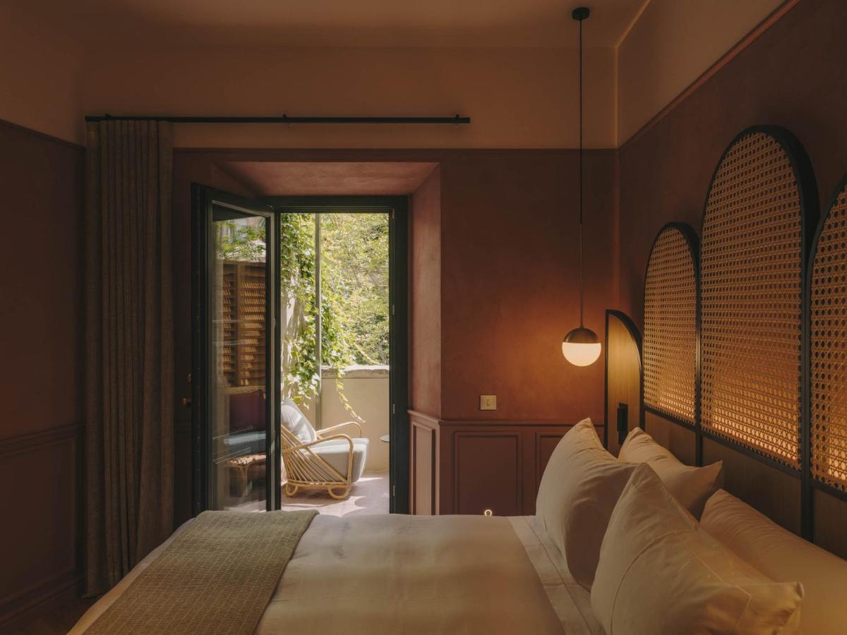 Un dormitorio con una cama grande con una ventana grande. en Hotel Palau Fugit, en Girona 68 fotos más