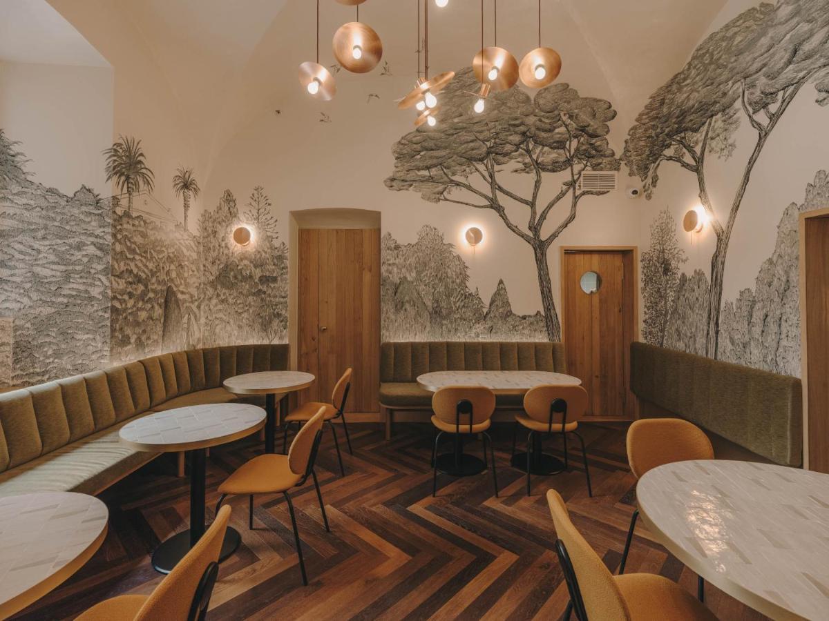 Un restaurante o sitio para comer en Hotel Palau Fugit