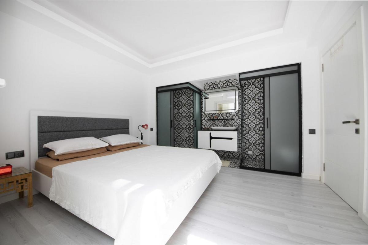 Unique House With Backyard and Walking Distance to the Beach in Bodrum, Mugla - Housity