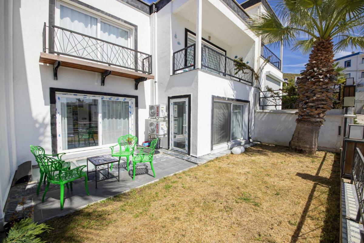 Unique House With Backyard and Walking Distance to the Beach in Bodrum, Mugla - Housity