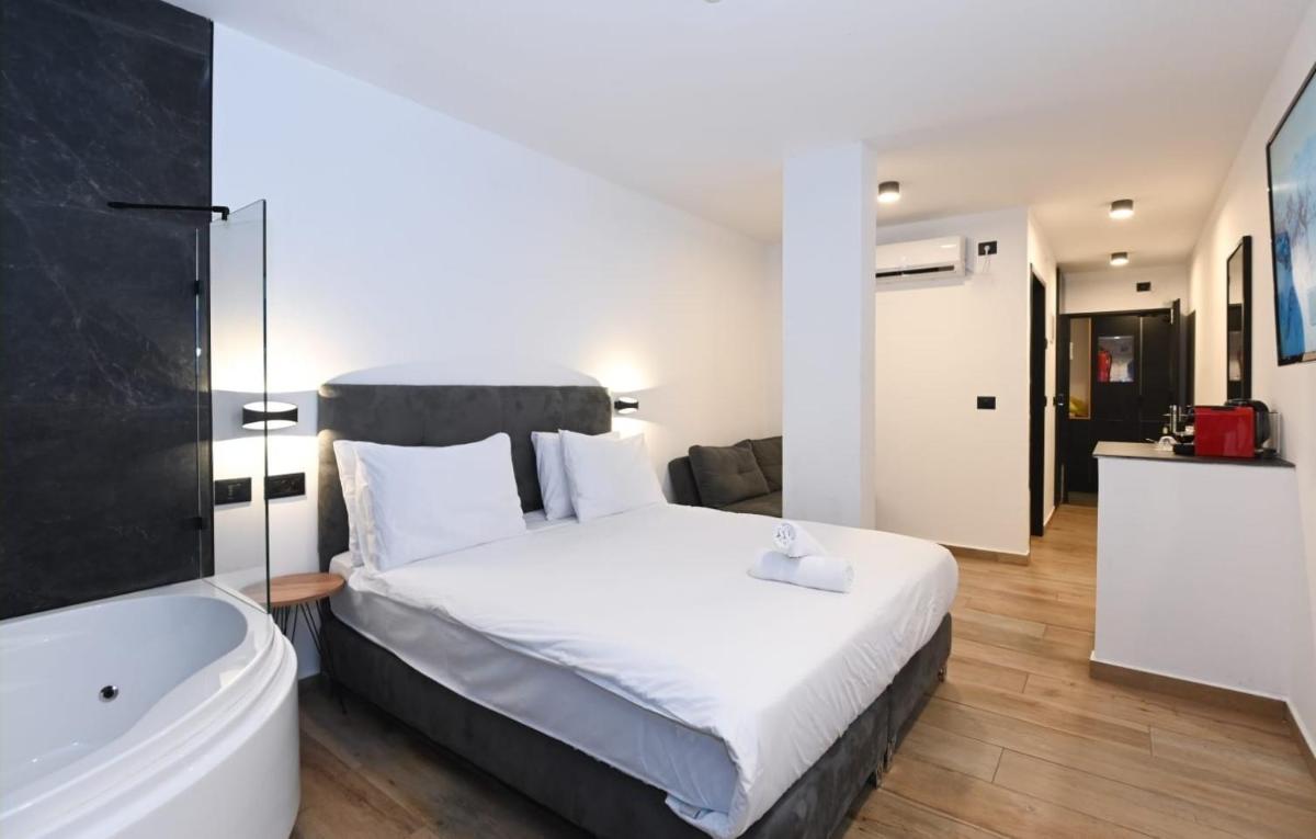 Selfie's Boutique Hotel - Housity