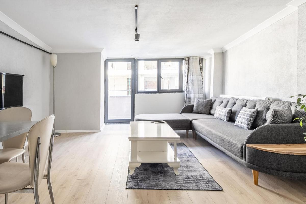 Modern Apartment with Balcony in Esenler - Housity