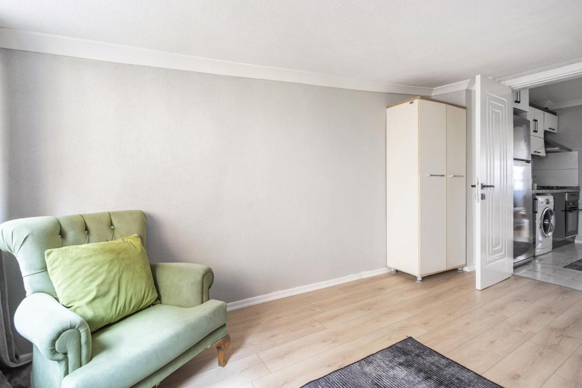 Modern Apartment with Balcony in Esenler - Housity