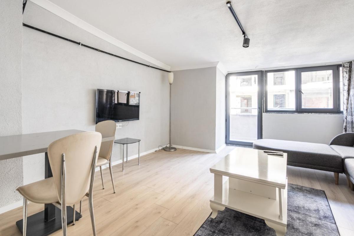 Modern Apartment with Balcony in Esenler - Housity
