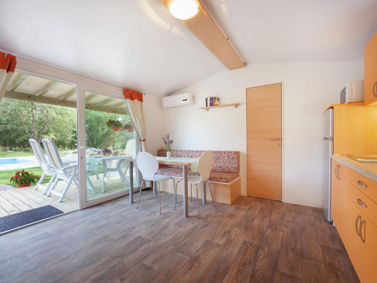 Modern chalet with 2 bathrooms and a veranda - Housity