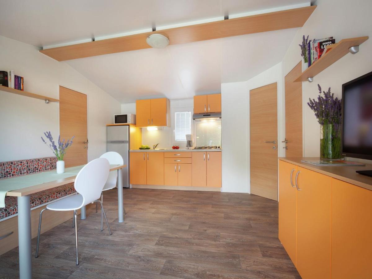 Modern chalet with 2 bathrooms and a veranda - Housity
