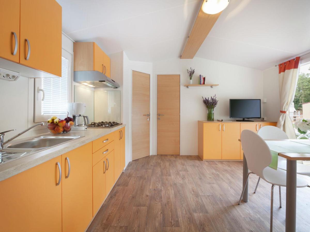 Modern chalet with 2 bathrooms and a veranda - Housity