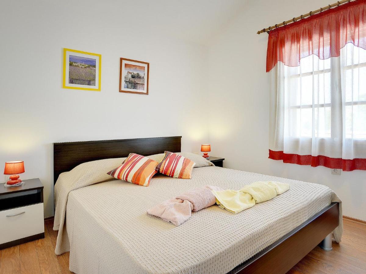 Traditional holiday home with covered terrace - Housity