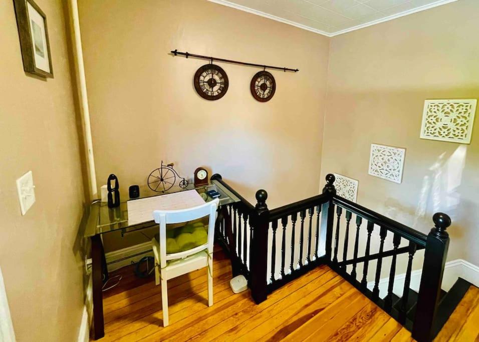 DELIGHTFUL 2BR apartment with balcony - 15 min from Mohegan Sun- Foxwoods Casinos & Mystic - Housity
