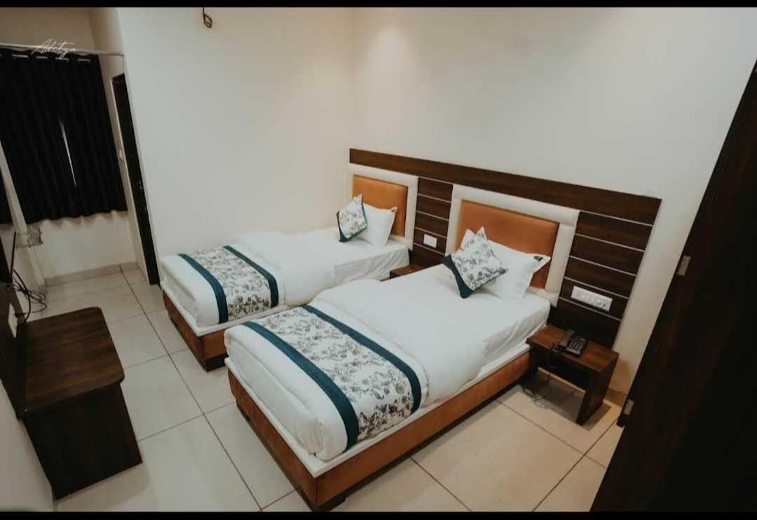 Hotel Lotus Inn - Housity