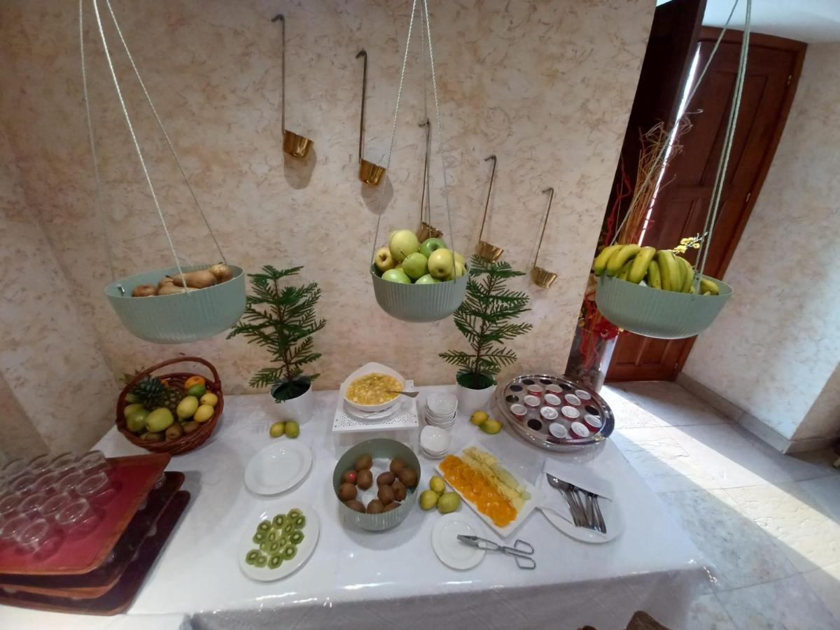 Comida en o cerca de este hotel