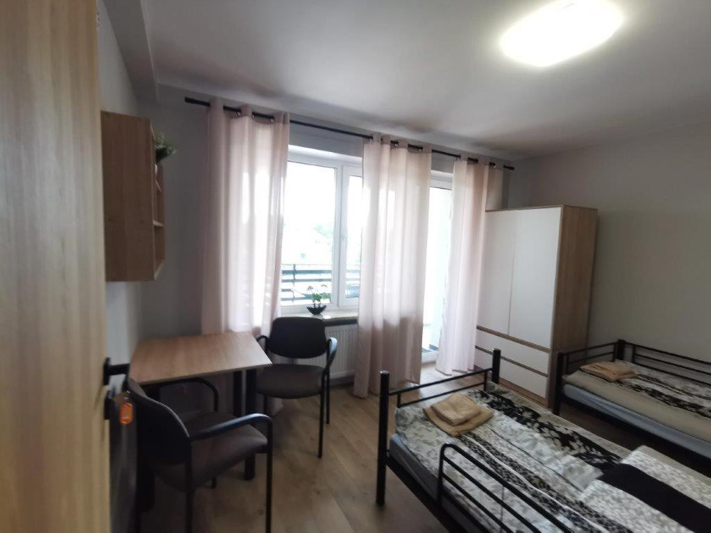 Tanie Noclegi, kwatery, pokoje do wynajęcia , TARGI KIELCE - Housity