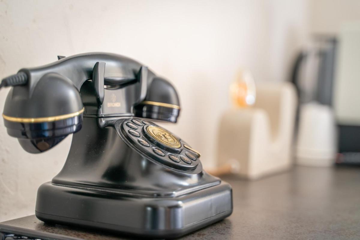 un téléphone assis au-dessus d'un comptoir dans l'établissement La Finca Hôtel & Spa, à Paris 52 autres photos