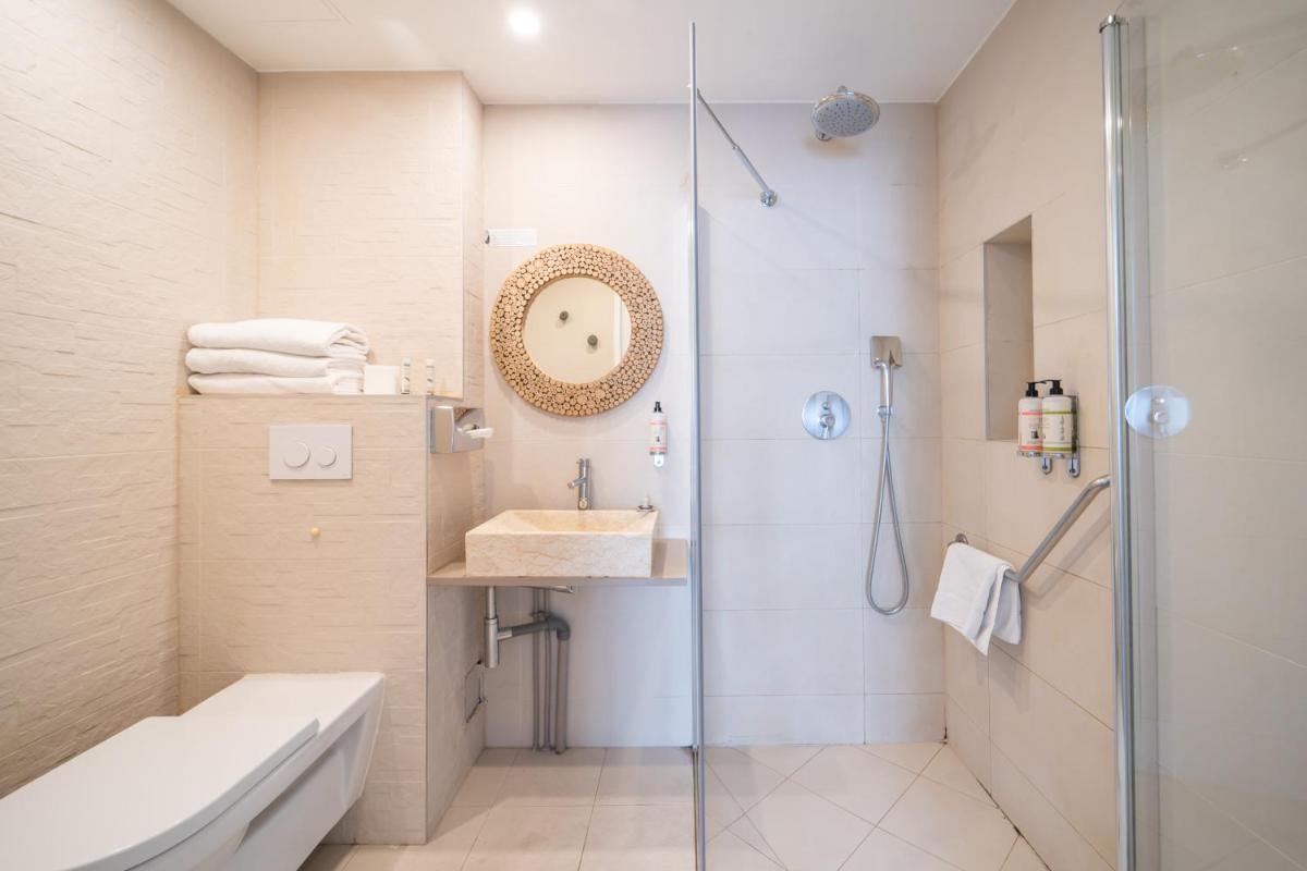Salle de bains dans l'établissement La Finca Hôtel & Spa