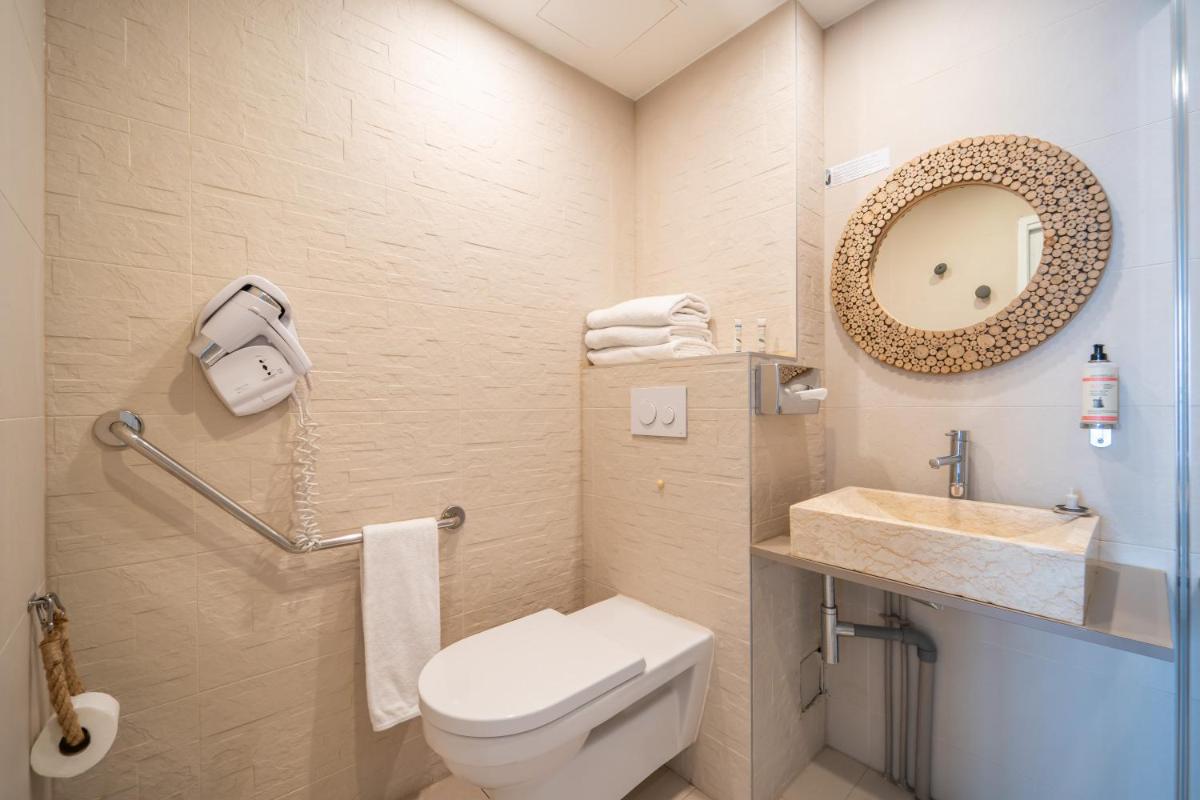 Salle de bains dans l'établissement La Finca Hôtel & Spa