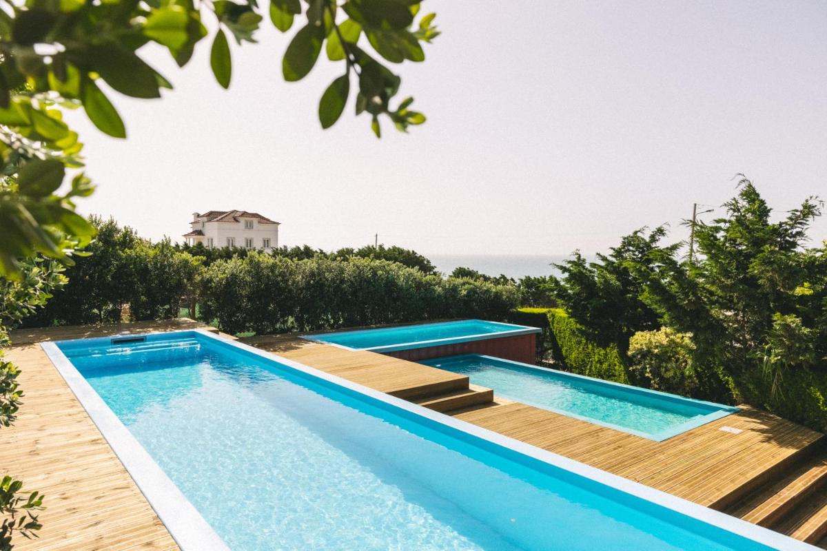 uma piscina com vista para o oceano em You and the sea na Ericeira
