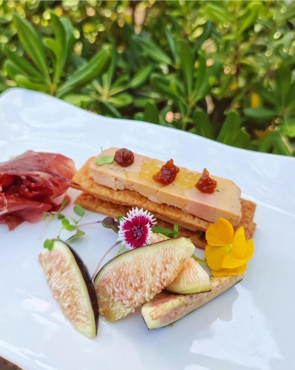 Comida en o cerca de este hotel