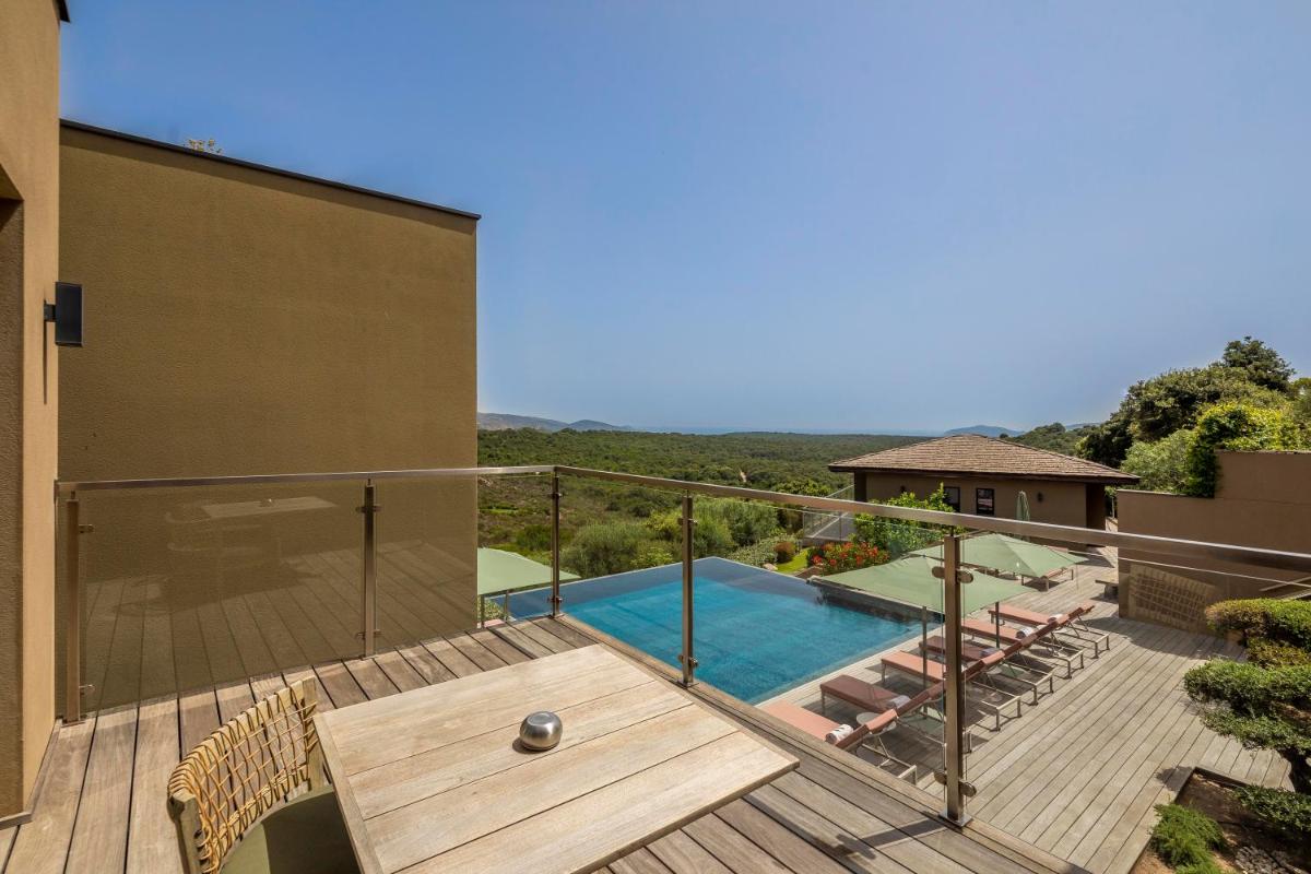 Piscine de l'établissement Hôtel Version Maquis Santa Manza ou située à proximité
