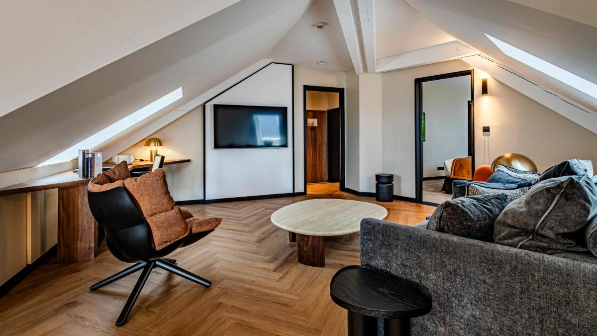 Télévision ou salle de divertissement dans l'établissement Grand Hôtel La Cloche Dijon - MGallery Collection