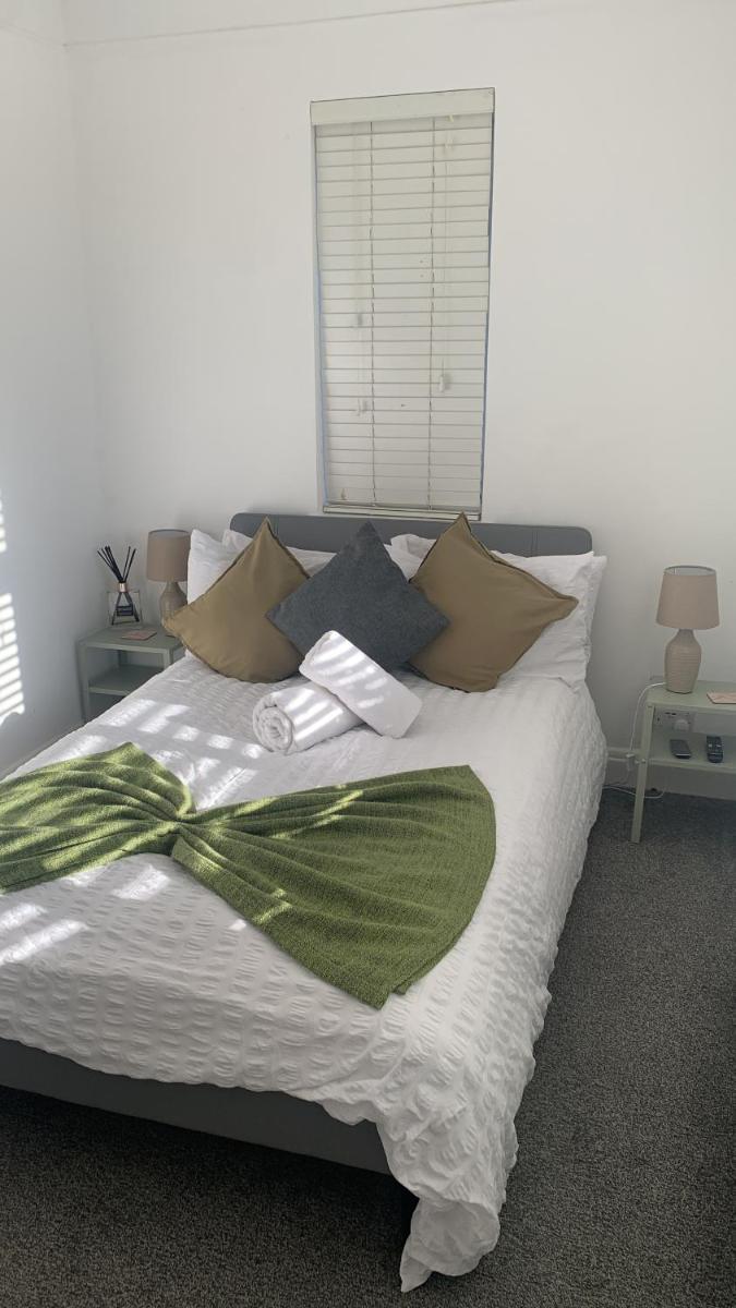 Crib Surfer Wandworth, South London Deluxe King Room 2 - Housity