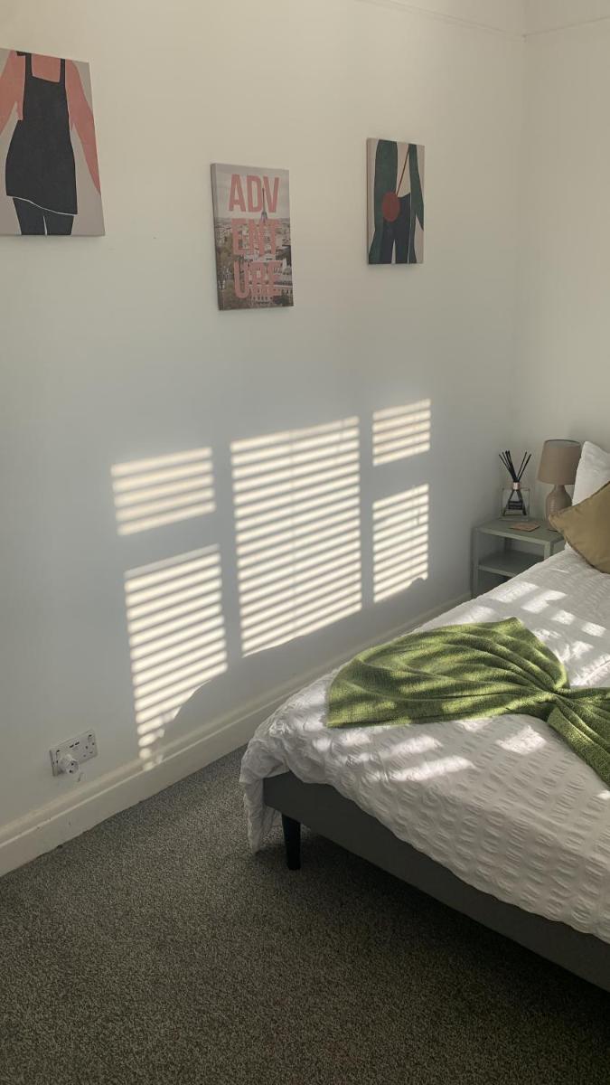Crib Surfer Wandworth, South London Deluxe King Room 2 - Housity