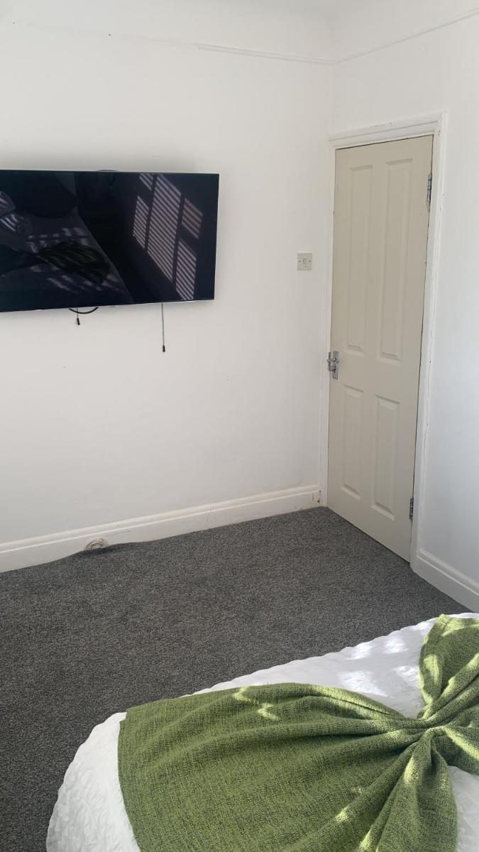 Crib Surfer Wandworth, South London Deluxe King Room 2 - Housity
