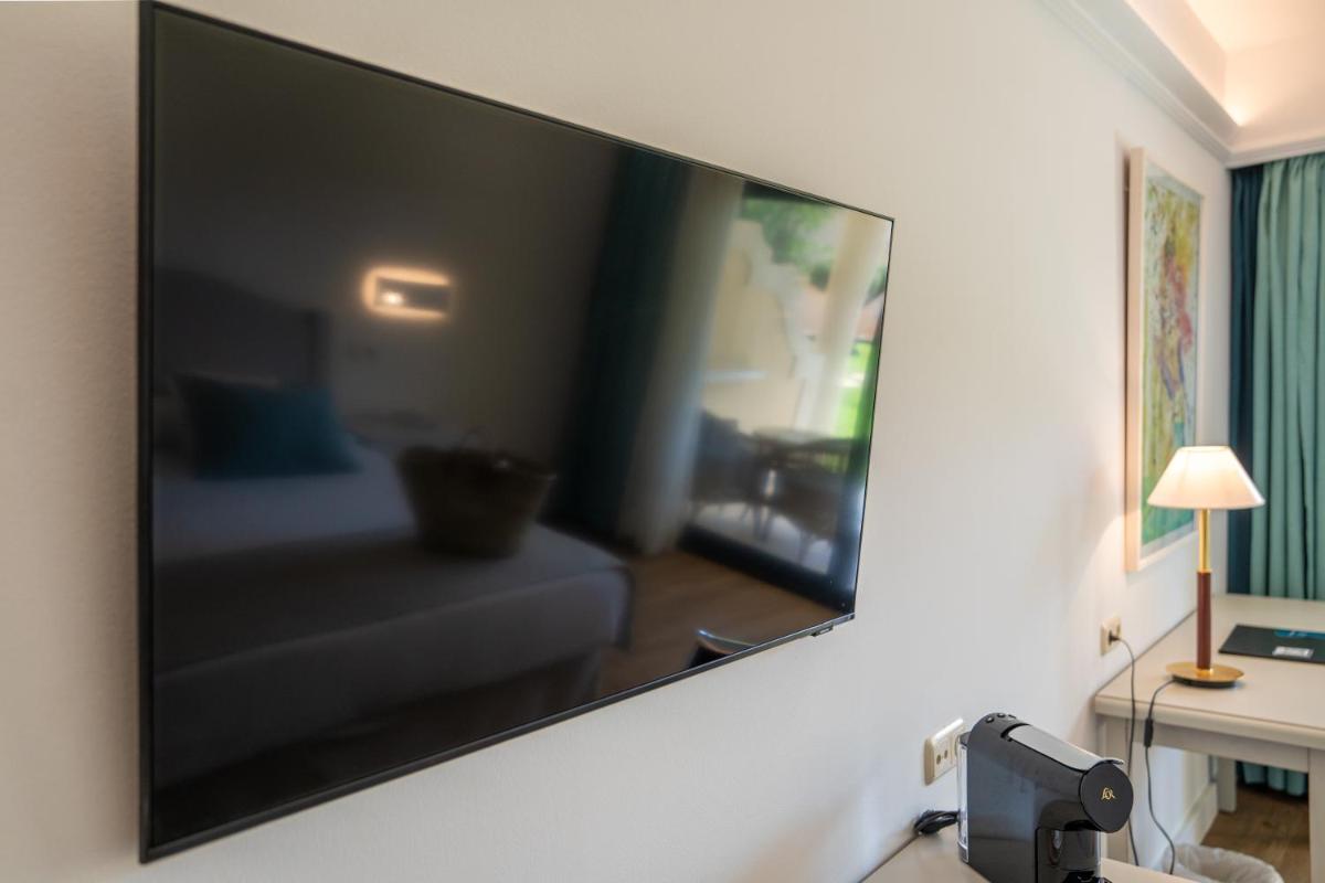 Una televisión o centro de entretenimiento en CM Mallorca Palace - Only Adults