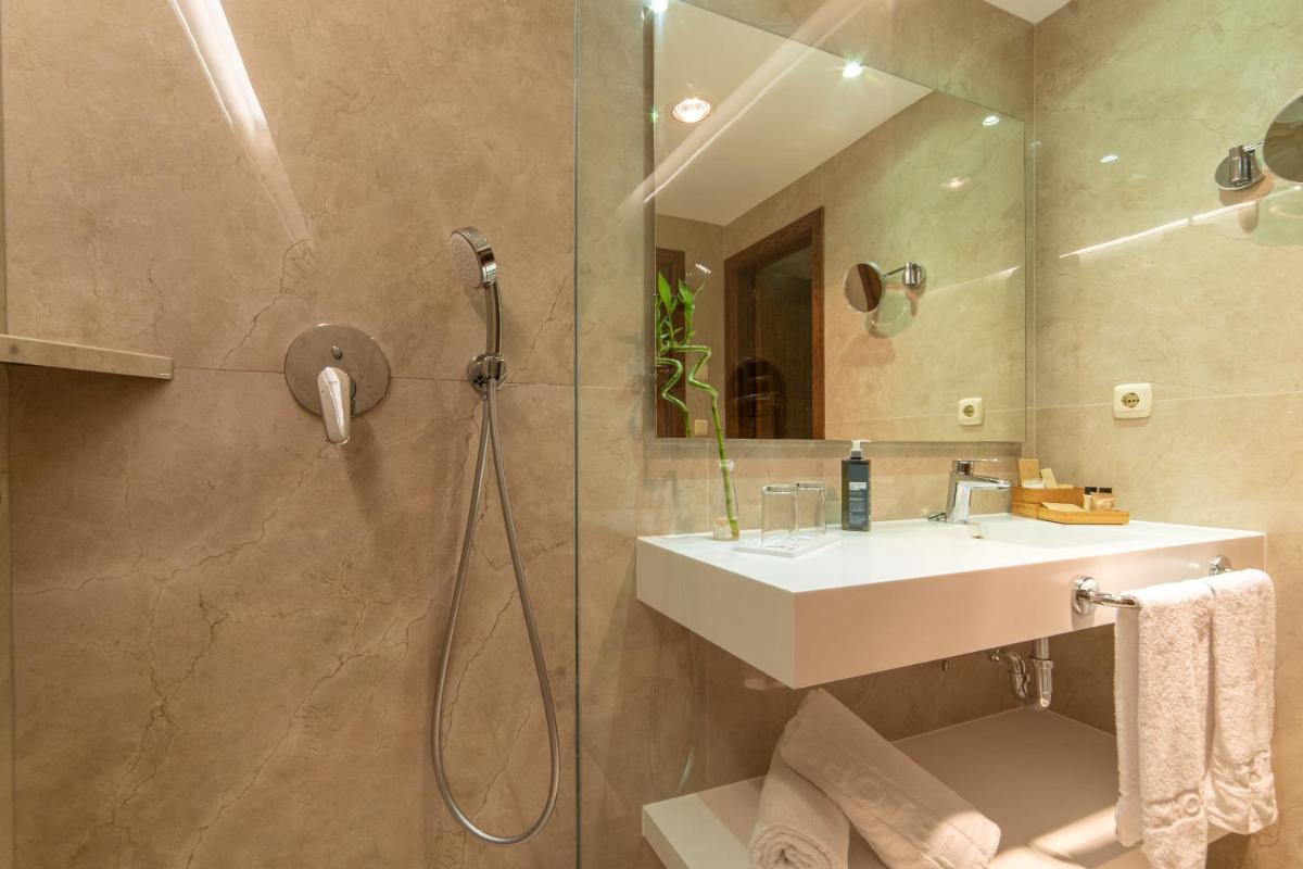 Un baño de CM Mallorca Palace - Only Adults