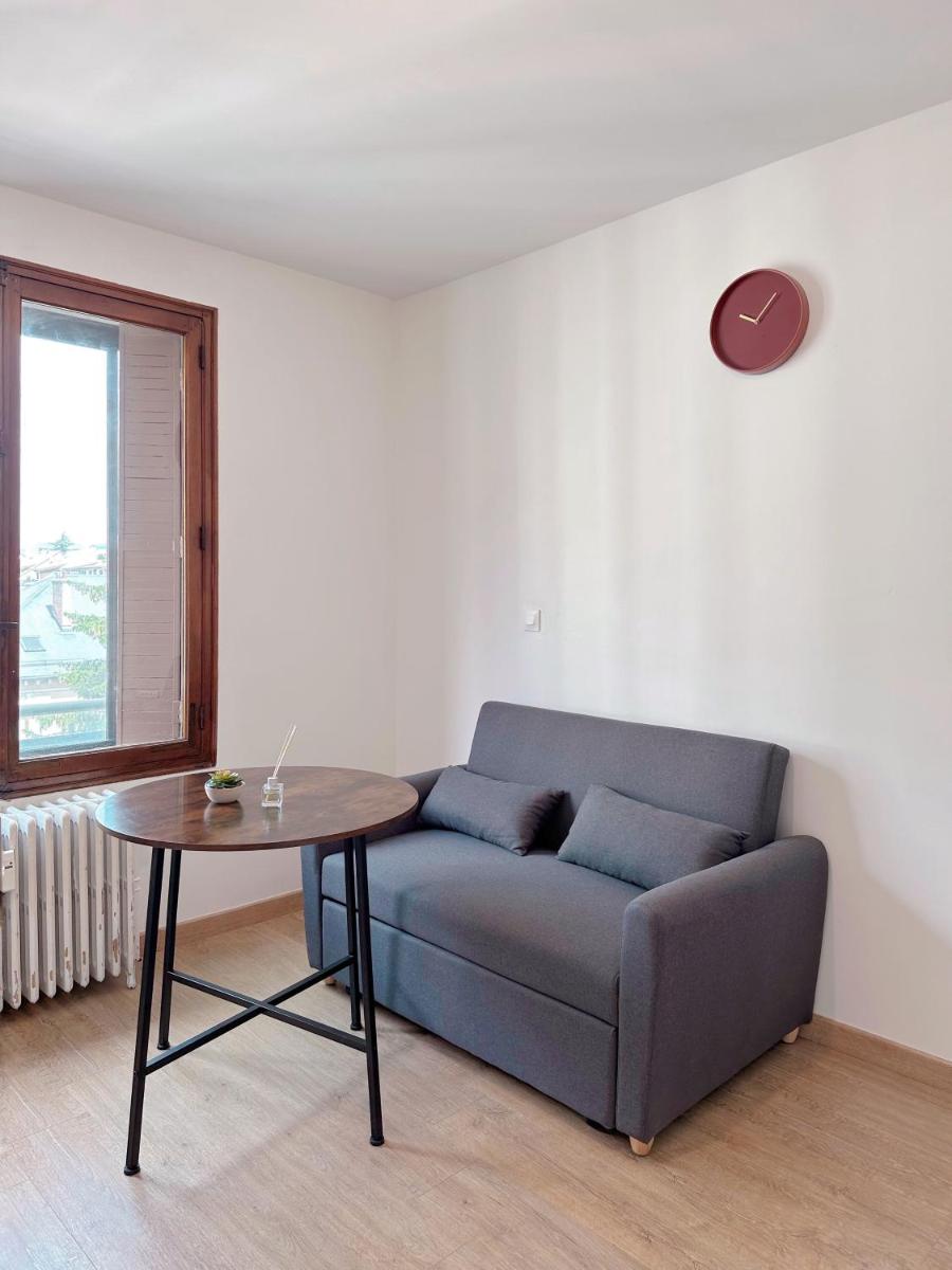 ---The Century---Au Centre d'Annecy - Housity