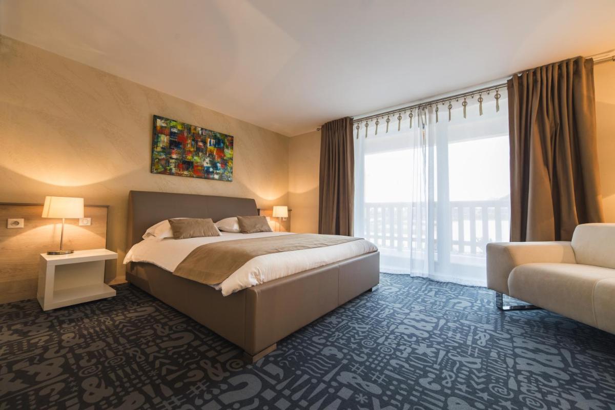 Un ou plusieurs lits dans un hébergement de l'établissement Hôtel Le Dormeur
