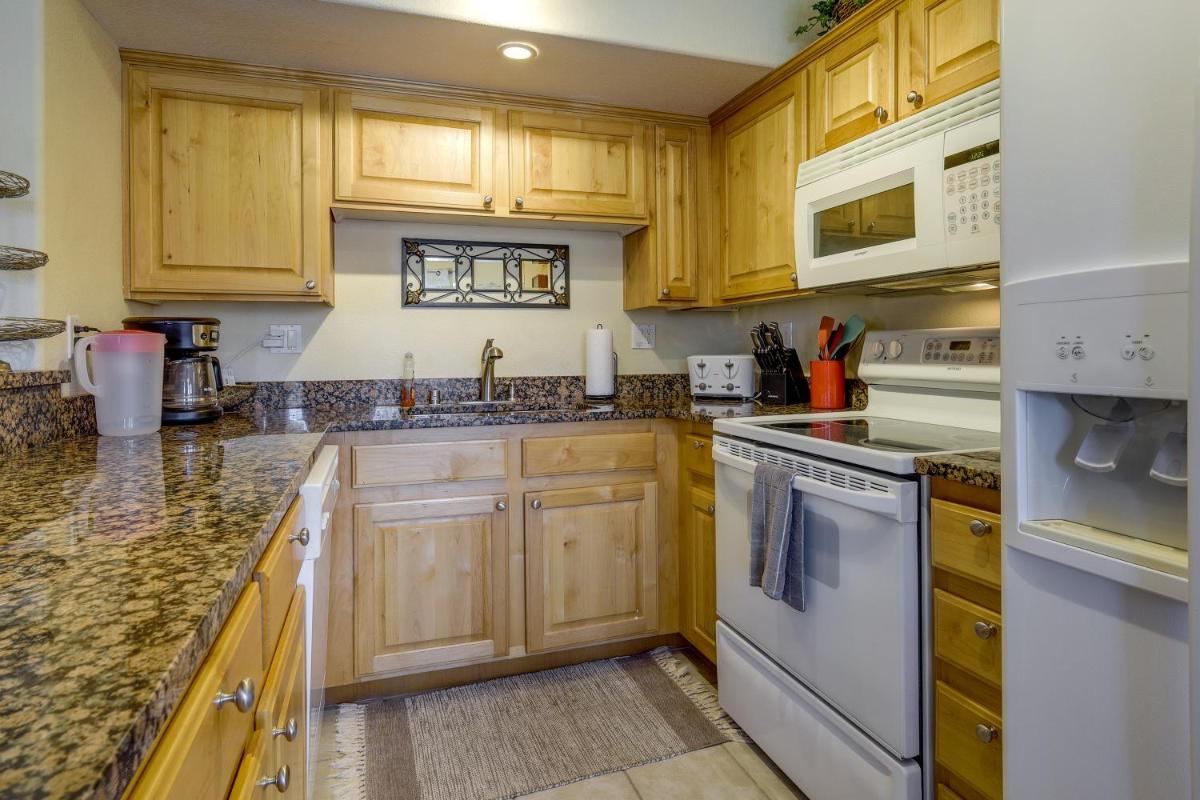 Mesquite Condo with Community Pool and Hot Tub! - Housity