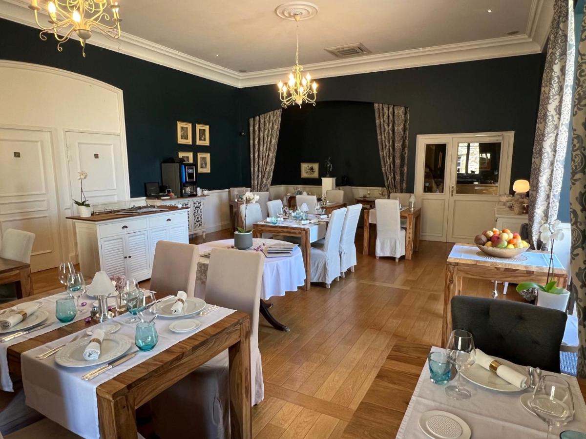 une salle à manger avec des tables blanches et des chaises blanches dans l'établissement Château Hôtel Edward 1er, à Monpazier