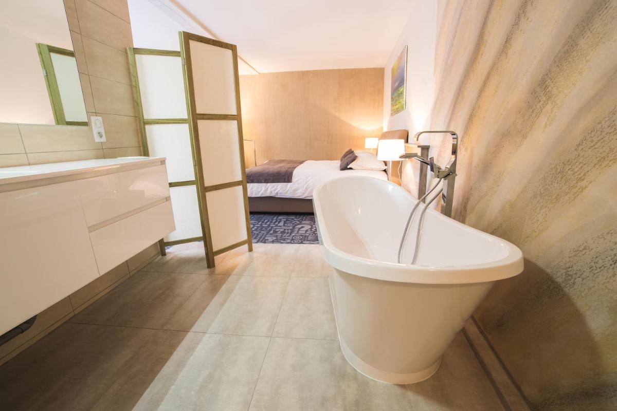 Un ou plusieurs lits dans un hébergement de l'établissement Hôtel Le Dormeur