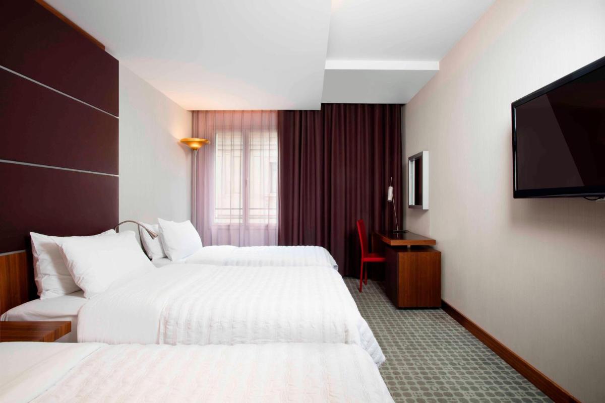 Cama o camas de una habitación en Le Meridien Barcelona