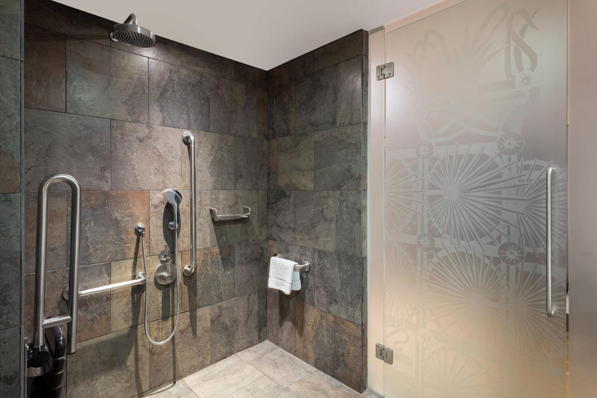 Un baño de Le Meridien Barcelona
